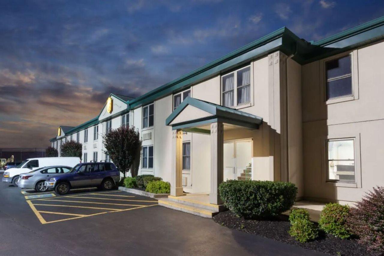 Super 8 By Wyndham Harrisburg Hershey West Eksteriør billede